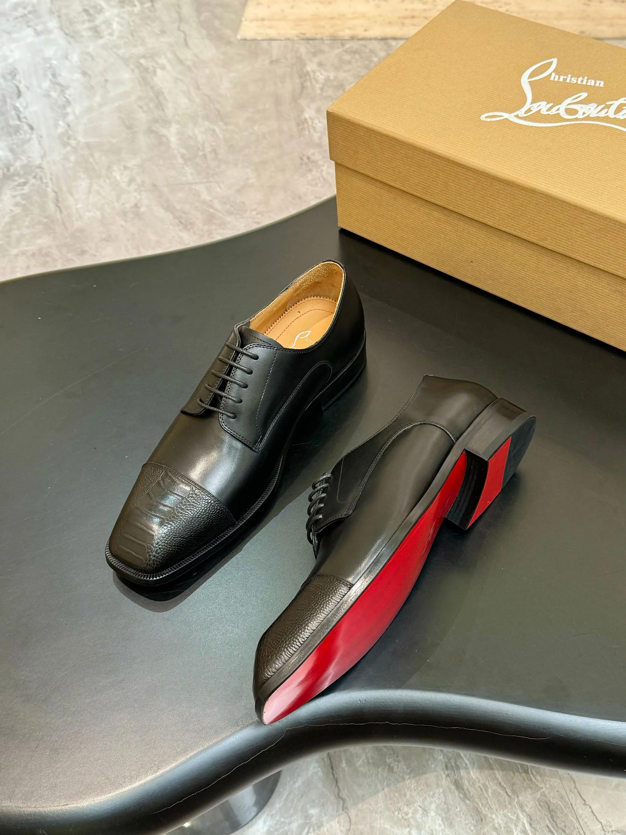 [CL red sole shoes] Top P: 1020💰 Size 39-44 (⚠️38.45.46.47 custom-made, non-returnable and non-exchangeable) 🆑High-end men's business formal leather shoes, original authentic top quality goods ••✅💯 Top original order purchasing agent! Original imported patterned cowhide ➕Imported cowhide lining ➕Cowhide feet ➕Original leather outsole~🉑️Feel free to compare the authentic ones!